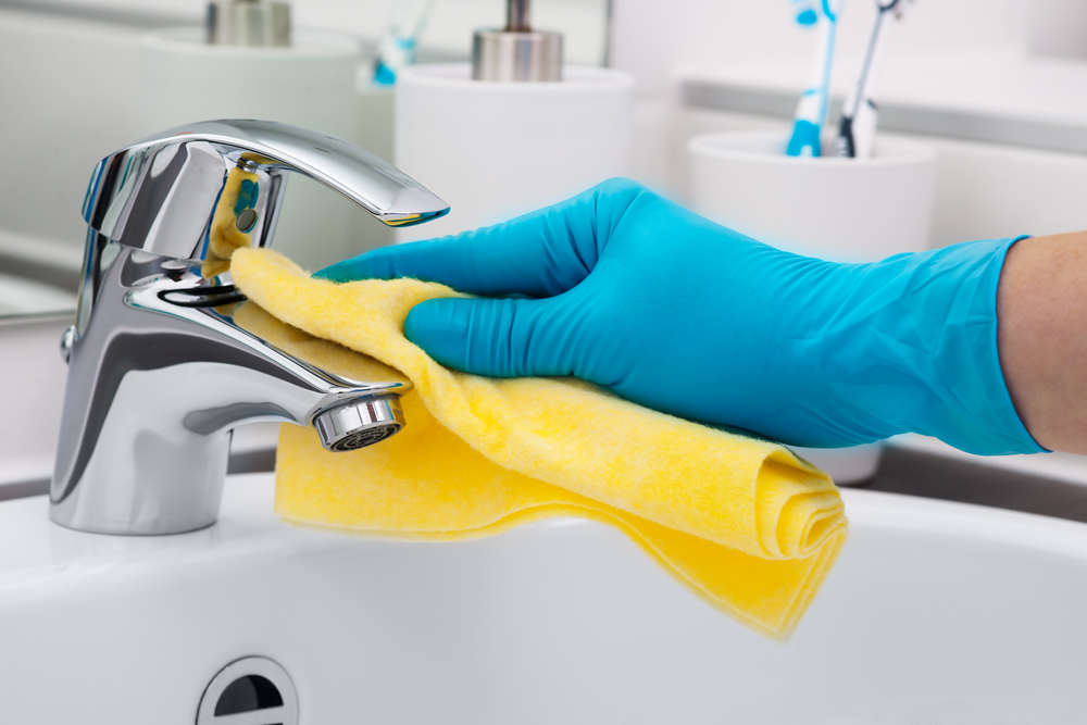 Cleaning bathroom taps