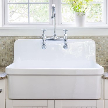 White kitchen sink with silver kitchen taps